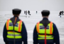 Színes ruhák és mobiltelefon – ez mentheti meg az életed a jégen