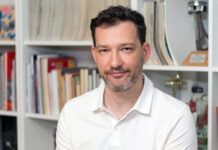 „A zenei sokszínűség garantálja, hogy az előadás mindenkit megszólítson” – interjú Hujber Szabolccsal, a Lakógyűlés musical dalszövegírójával Hujber Szabolcs